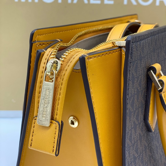 Michael Kors Hope MD Messenger & Kala Card Case - Picture 14 of 16